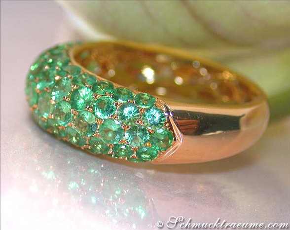 Edler Tsavorit Pavé Ring: Gelbgold 585, glitzernde grüne Steine in eleganter Verarbeitung