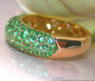 Edler Tsavorit Pavé Ring: Gelbgold 585, glitzernde grüne Steine in eleganter Verarbeitung