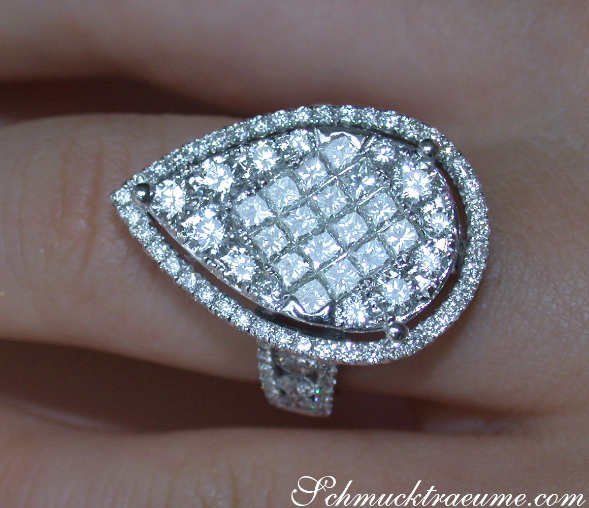 Detailaufnahme des Diamant-Tropfen-Rings mit Princess- & Brillantschliff in Weißgold 750