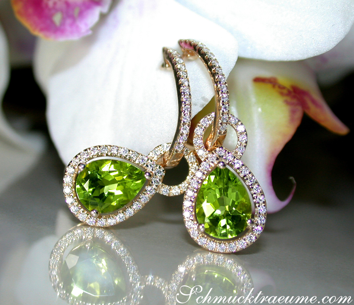 Peridot-Tropfen-Ohrstecker mit Diamanten auf Orchideenblüte.