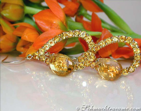Prächtige Citrin-Ohrhänger mit funkelnden Steinen, detailliertes Detail, goldene Farbgebung