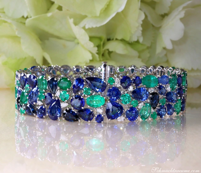 Luxuriöses Saphir-Armband mit Smaragden und Diamanten, 42.86 ct., in Weißgold 750, auf weißem Hintergrund. Luxuriöses Saphir-Armband mit Smaragden und Diamanten, 42.86 ct., in Weißgold 750, auf weißem Hintergrund.