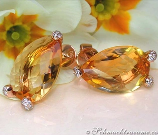 Goldene Citrin-Ohrstecker mit Diamanten, Detailaufnahme vor Blütenhintergrund