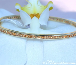 Edler Orange Saphir Armband auf weißem Stoff, Detailaufnahme