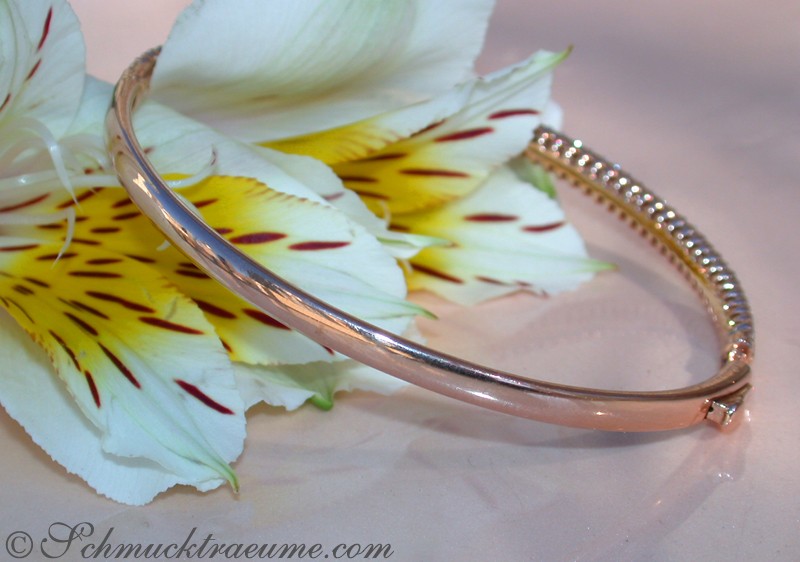 Roségold-Armreif mit Brillanten auf Blume, Detailaufnahme