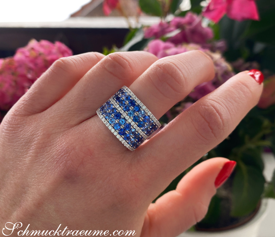 Prächtiger Saphir-Bandring mit Brillanten, Detailaufnahme auf blühendem Hintergrund