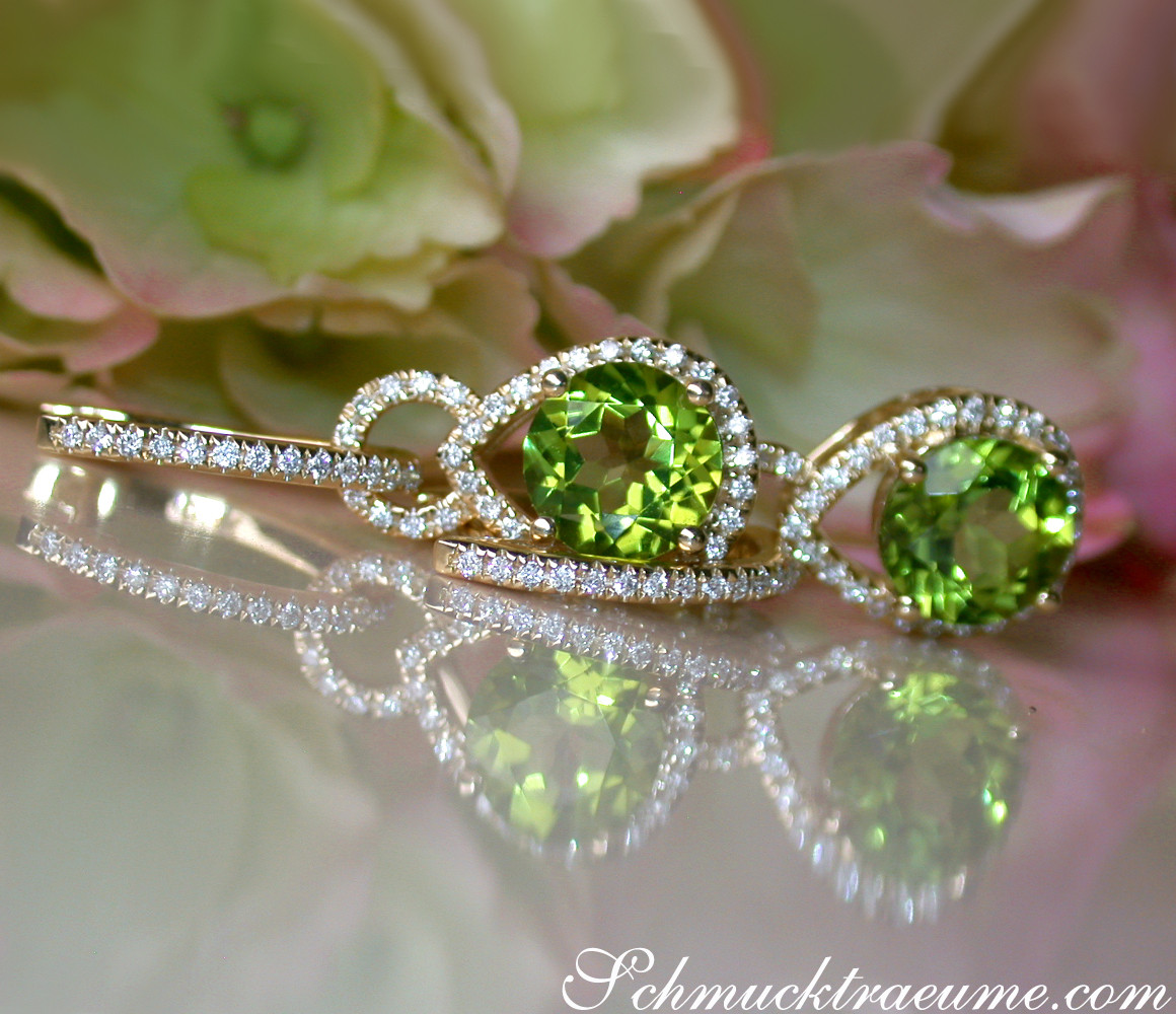 Peridot-Ohrringe in Gelbgold mit Diamanten, Detailaufnahme auf Blüte liegend