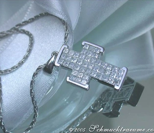 Weißgold-Anhänger mit Diamantenkreuz, 1.480 Karat TW VS