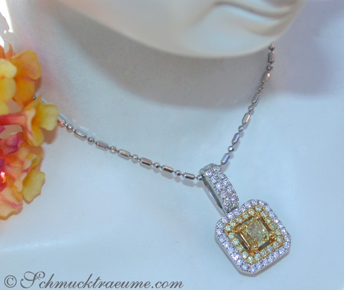 Weißgold-Anhänger mit gelben und weißen Diamanten auf Halskette