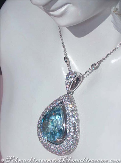 Opulenter Aquamarin-Tropfen-Anhänger in Weißgold mit Diamanten, getragen.