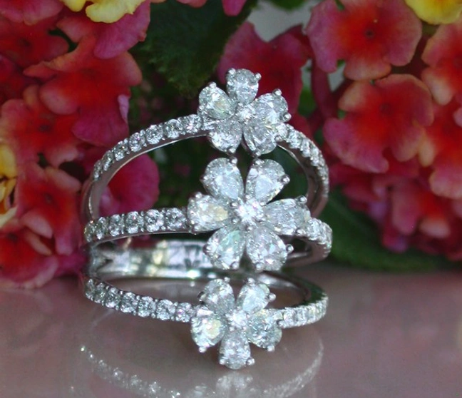 Blüten-Diamant-Ring im Weißgold, Detailaufnahme, elegant, farbloses Design Blüten-Diamant-Ring im Weißgold, Detailaufnahme, elegant, farbloses Design