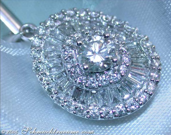 Detailaufnahme des Diamant-Solitär-Anhängers mit Handarbeit und Luxusdesign