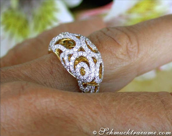 Detailaufnahme des eleganten Brillant-Rings aus Gelbgold 750 mit raffiniertem Design