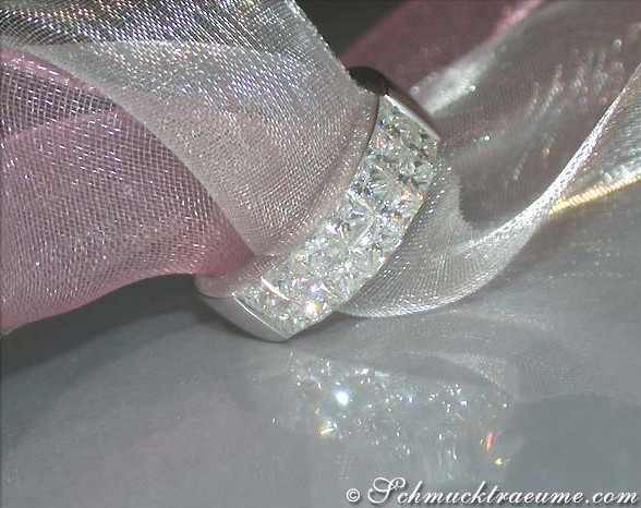 Princess-Diamanten-Ring auf rosa Tüllband, Detailaufnahme mit Glanzlichtern