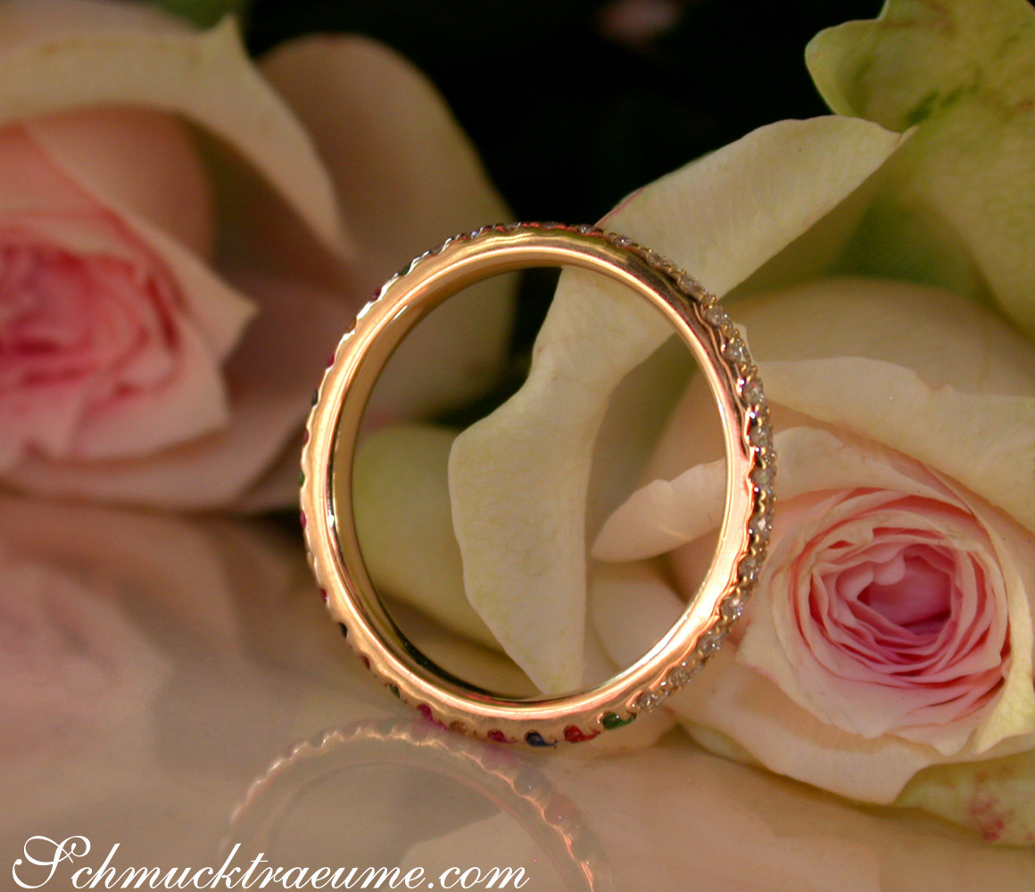 Goldener Ring mit Brillanten und Saphiren auf Rosenblättern