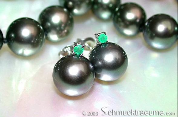 Tahitiperlen-Ohrstecker mit Smaragden, detailgetreu auf weißem Hintergrund.