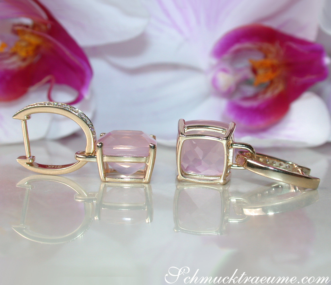 Goldene Ohrringe mit Rosenquarz und Diamanten, detailreich, auf glattem Untergrund.