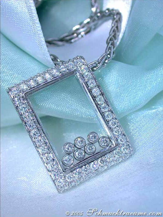 Detailansicht des edlen Brillanten-Anhängers mit Glasscheibe und Diamantenbesatz