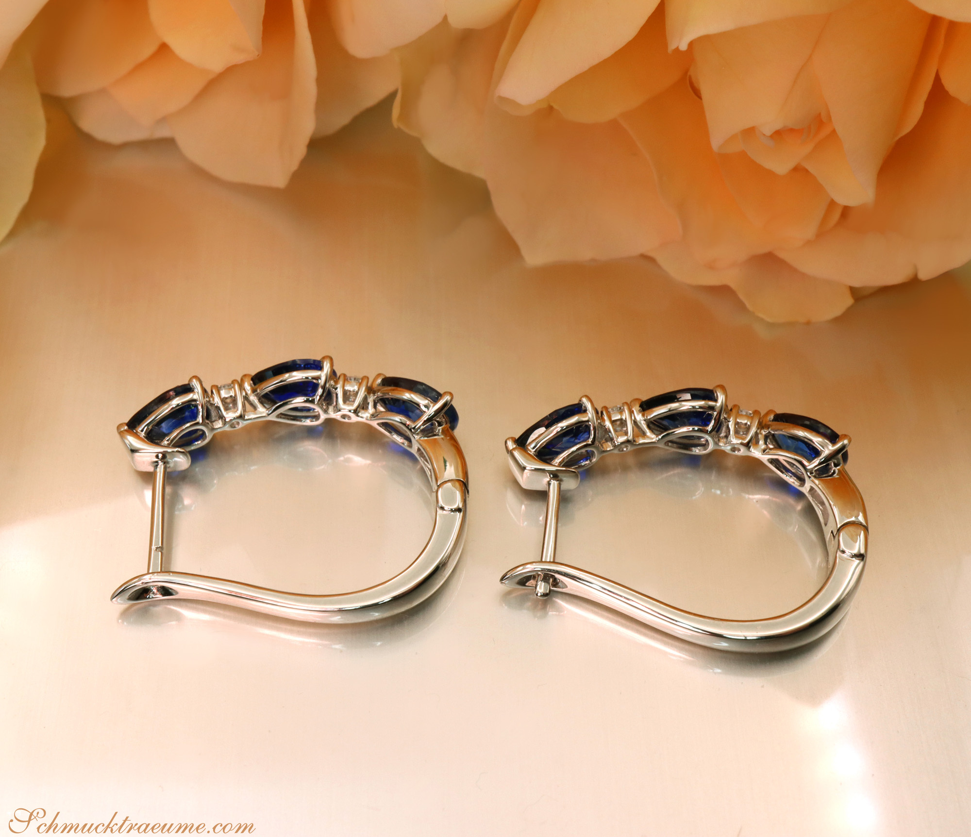 Weißgold-Ohrringe mit blauen Saphiren und Diamanten, Detailaufnahme.