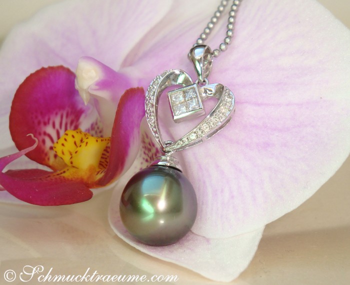 Tahitiperlen-Anhänger mit Diamanten im Herz-Design auf Orchideenblüte liegend