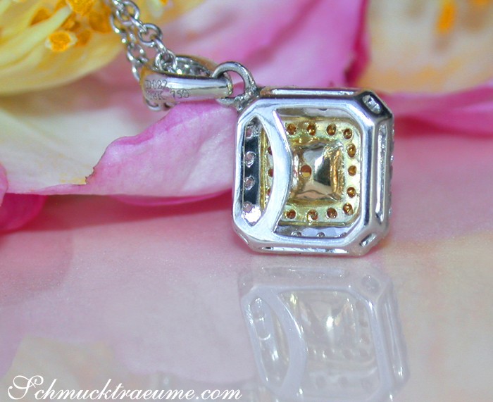 Silberner Anhänger mit gelbem Diamant, klassische Form, Rosenblüte im Hintergrund