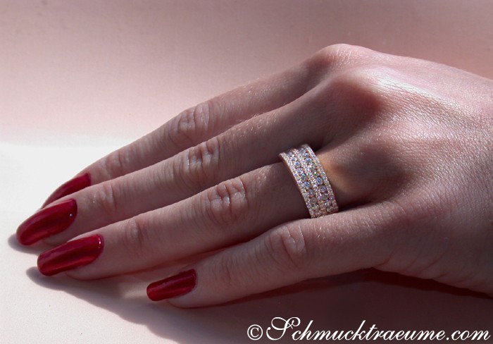 Roségold Bandring mit Brillanten, Detailaufnahme auf dem Finger