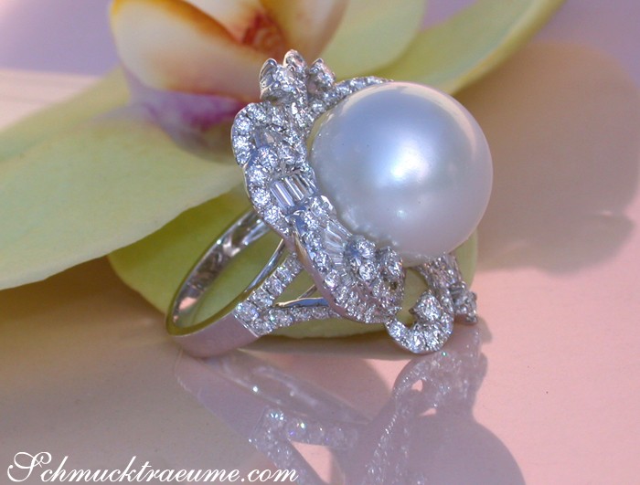 Südseeperlenring mit Diamanten auf Orchideenblüte, Detailaufnahme