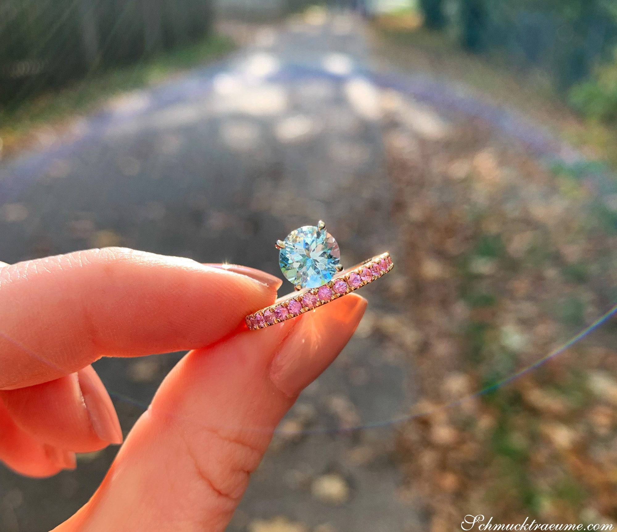 Raffinierter Aquamarin-Ring mit rosa Saphiren auf Fingernägel
