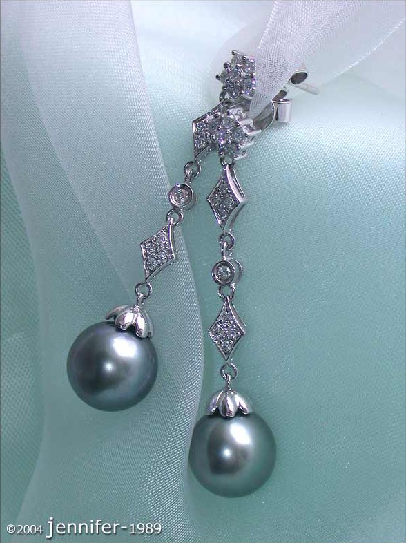 Tahitiperlen-Ohrgehänge im Antik-Stil mit Diamanten, detailreich, elegant, auf weißem Tüll.