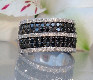 Schwarz-diamantener Bandring mit weißgoldener Verarbeitung, detailreich, elegant.