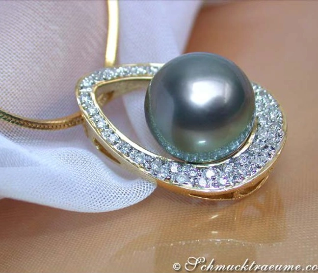 Detail des Mikimoto Tahitiperlen-Anhängers mit Brillanten, goldener Verarbeitung Detail des Mikimoto Tahitiperlen-Anhängers mit Brillanten, goldener Verarbeitung