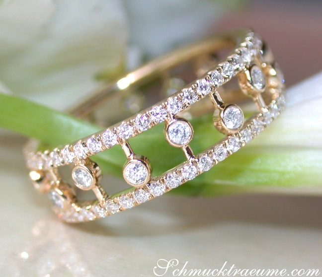 Detailaufnahme des Traumhaften Diamanten Memory Rings in Gelbgold 585 Detailaufnahme des Traumhaften Diamanten Memory Rings in Gelbgold 585