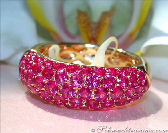 Rubin-Pavé-Ring in Gelbgold 585, detailreich, elegant, farbenfroh.
