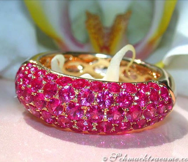 Rubin-Pavé-Ring in Gelbgold 585, detailreich, elegant, farbenfroh. Rubin-Pavé-Ring in Gelbgold 585, detailreich, elegant, farbenfroh.