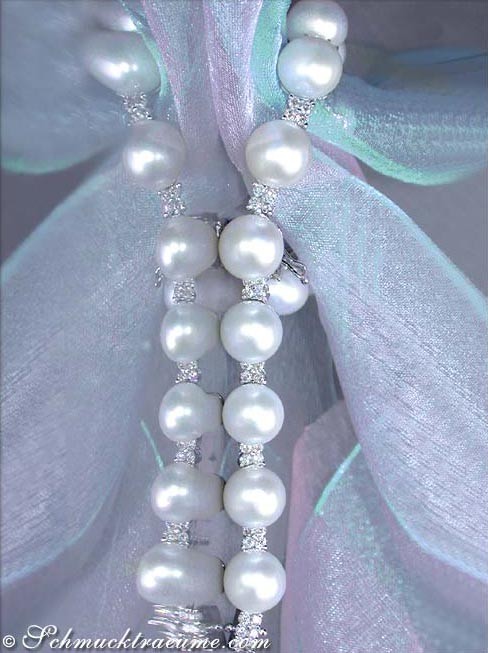 Perlenarmband mit Diamanten auf Organzaband, Detailaufnahme