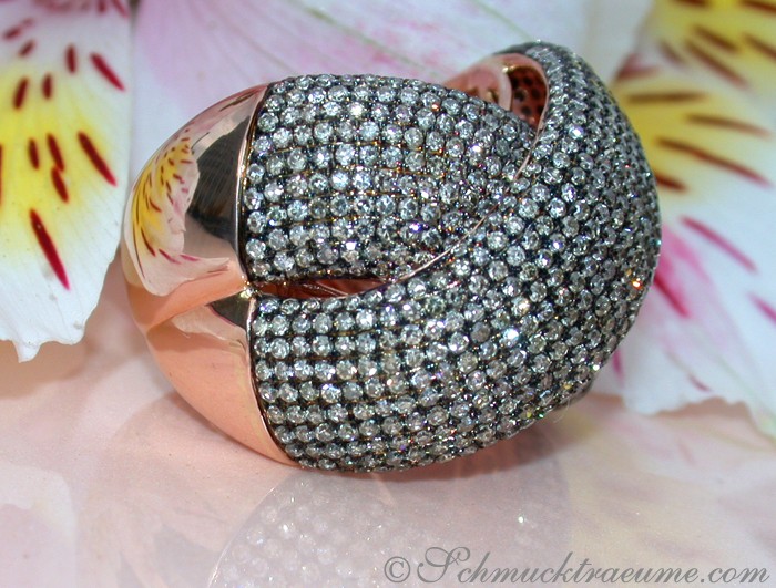 Stattlicher Ring aus Roségold 585 mit 2.740 naturbraunen Brillanten