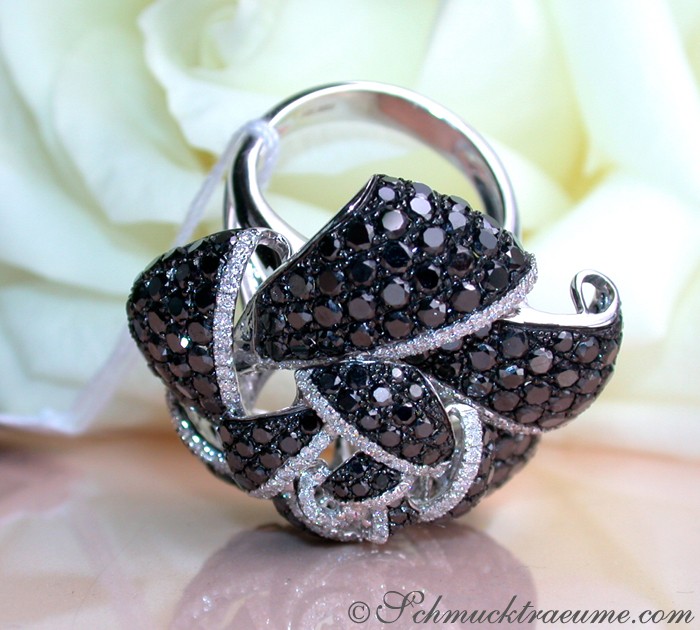Detailansicht des eleganten Rosenringes mit schwarzen und weißen Diamanten in Weißgold 750.