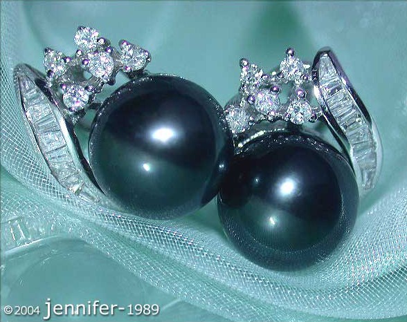 Schwarze Tahitiperlen-Ohrringe mit Diamanten in Weißgold 750, Detailaufnahme auf Netzunterlage