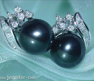 Schwarze Tahitiperlen-Ohrringe mit Diamanten in Weißgold 750, Detailaufnahme auf Netzunterlage