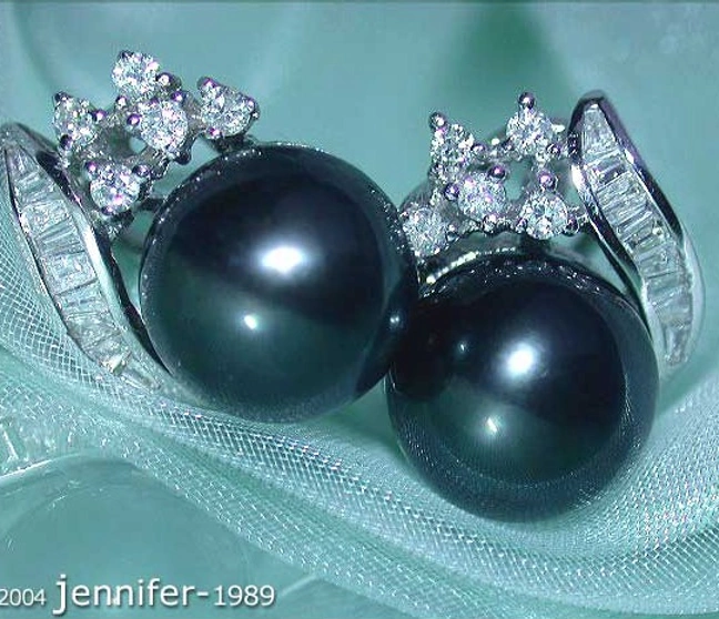 Schwarze Tahitiperlen-Ohrringe mit Diamanten in Weißgold 750, Detailaufnahme auf Netzunterlage Schwarze Tahitiperlen-Ohrringe mit Diamanten in Weißgold 750, Detailaufnahme auf Netzunterlage