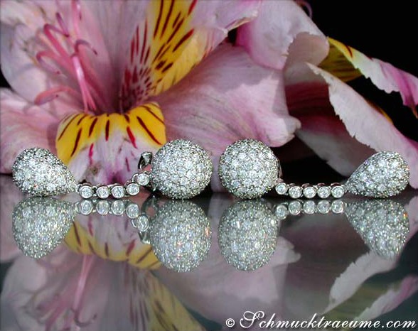 Kugel- und Tropfenohrringe aus Weißgold mit Brillanten, Detailaufnahme