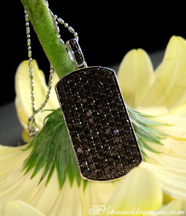 Schwarzer Diamanten Dog Tag Anhänger aus Weißgold 585