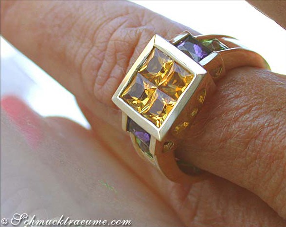 Goldener Citrin-Amethyst-Peridot-Ring auf Handfinger, detailreich, klar und elegant.