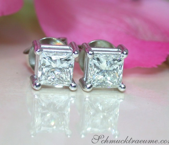 Prinzessdiamant-Ohrstecker in Weißgold, detailgetreu mit reflektierendem Hintergrund Prinzessdiamant-Ohrstecker in Weißgold, detailgetreu mit reflektierendem Hintergrund