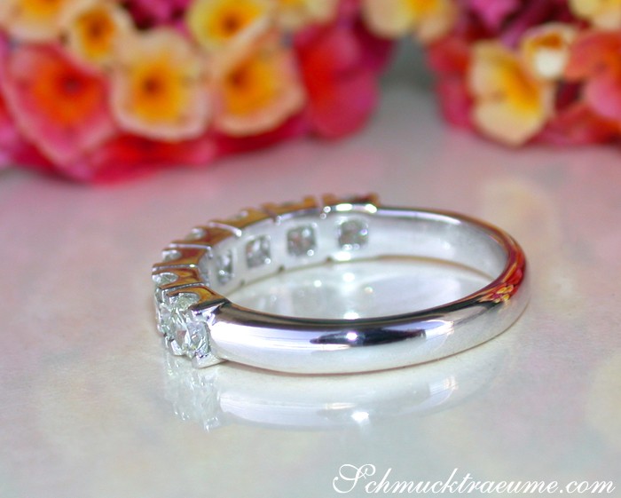 Weiße Goldring mit Diamanten, Detailaufnahme, elegant, Blumen im Hintergrund