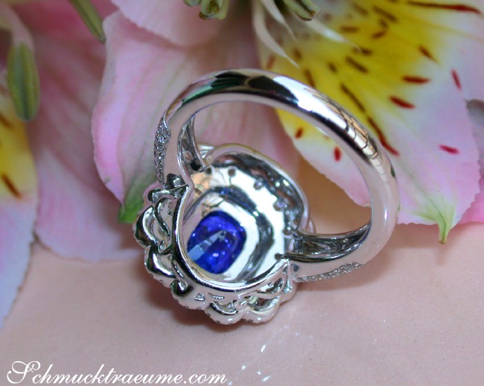 Silberner Saphir-Ring mit Diamanten auf Blütenhintergrund