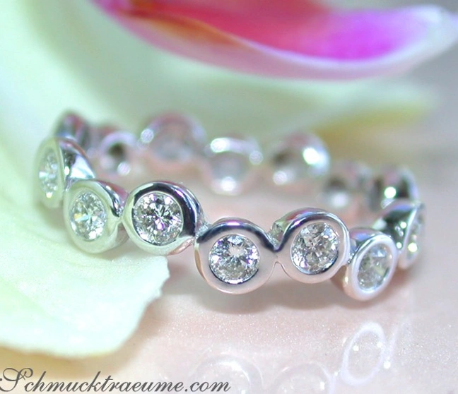 Edler Diamanten Memory Ring in Weißgold, Detailaufnahme mit Rosenblüte im Hintergrund Edler Diamanten Memory Ring in Weißgold, Detailaufnahme mit Rosenblüte im Hintergrund