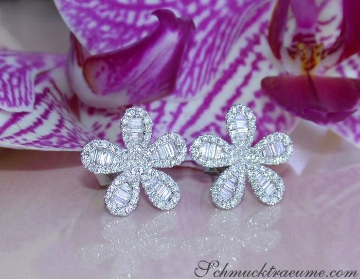 Diamant-Blütenohrringe in Weißgold 585, detailreich, vor Orchidee
