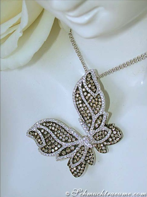Schmetterling-Anhänger aus Weißgold mit funkelnden Brillanten, detailreich auf weißem Hintergrund.