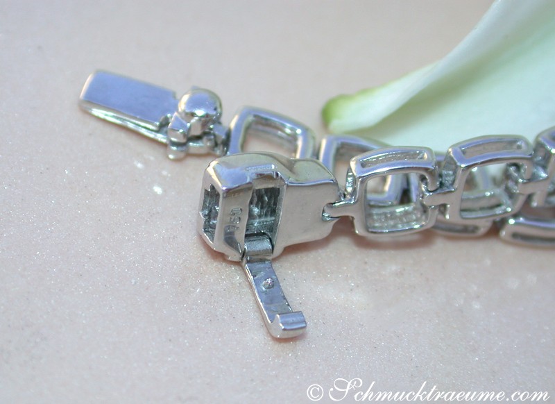 Silberner Anhänger mit klaren und gelben Diamanten, Detailaufnahme des Verschlusses